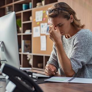 Les femmes se sentent de plus en plus stressées au travail, selon une enquête de l’OFS. [Depositphotos - ridofranz]