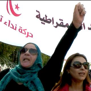 Manifestation de femmes à Tunis, en opposition au parti islamique Ennahda, première force politique de Tunisie depuis 2011.