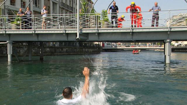 Une vingtaine de personnes (Police du Lac et SIS-Pompier) est nécessaire pour récupérer dans les temps une personne tombée d'un pont. [RTS]