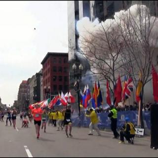 Le 15 avril 2013, un des marathons les plus populaires au monde est frappé par la terreur quand deux bombes explosent presque simultanément près de la ligne d’arrivée, faisant trois morts et des centaines de blessés. Ce reportage révèle comment les enquêteurs américains sont parvenus à identifier puis à arrêter les terroristes en seulement 5 jours. [RTS]