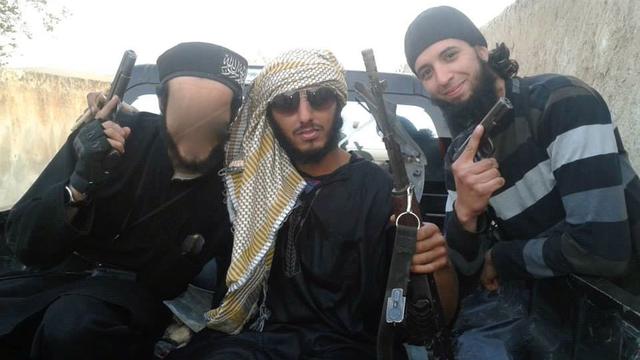 Marc du Nord Vaudois, flouté à gauche, toujours en Syrie dans un groupe de l'Etat islamique.
