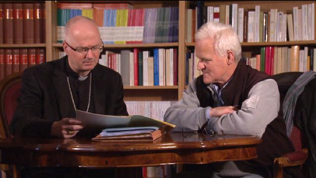 Jean-Louis Claude est reçu par Mgr Morerod, qui lui présente son dossier issu des archives de l’institut Marini. [RTS]