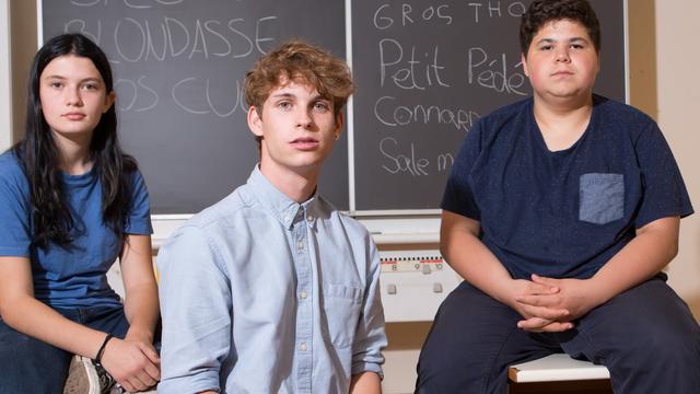 Aurélie (13 ans), Nicolas (18 ans) et Ruben (14 ans), témoignent de leur expérience d'être victimes de harcèlement à l'école. [RTS - Jay LOUVION]