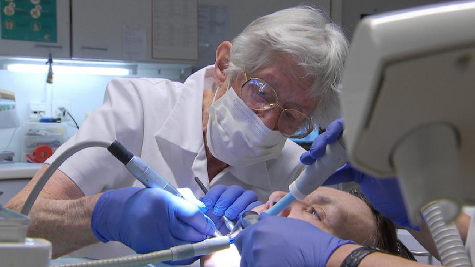 2017. Temps présent: Le dentiste ? Trop cher pour moi ! [RTS/CAPTURE D'ECRAN]