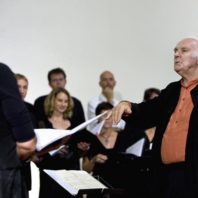Michel Corboz dirige l'Ensemble Vocal de Lausanne dans l'église catholique de Payerne le samedi 5 septembre 2010 pendant la 16e Schubertiade d'Espace 2. [RTS - Alexandre Chatton]