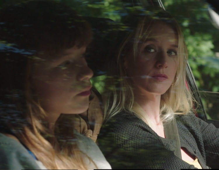 Léonie Souchaud et Ludivine Sagnier dans le film "La forêt de mon père". [Louise Productions]