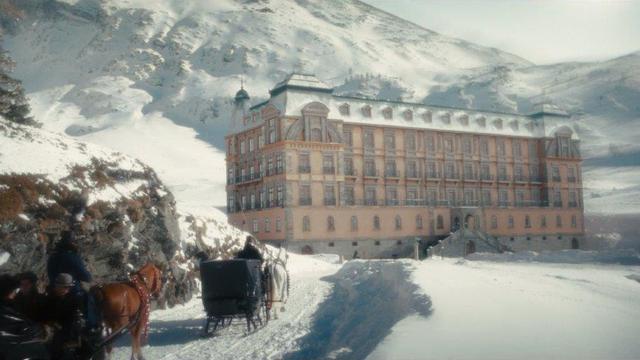 Une vue de l'hôtel de "Winter Palace", une série réalisée par Pierre Monnard. [RTS / Point Prod / Oble / Netflix]