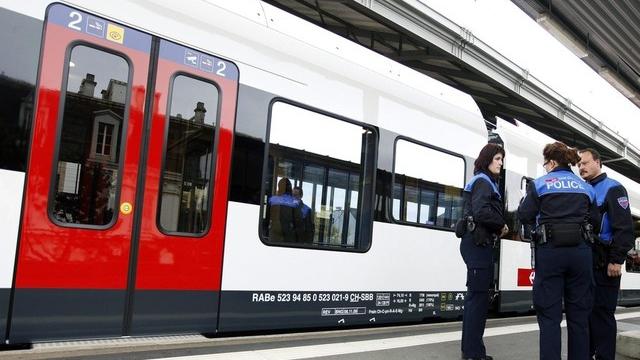 La police en renfort dans les trains pour lutter contre les incivilités. [Jean-Christophe Bott - Keystone]