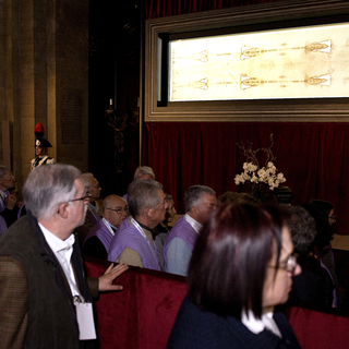 Le Saint Suaire est exposé à la cathédrale de Turin depuis le 10 avril. [Reuters - STR]