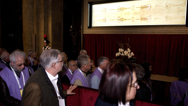 Le Saint Suaire est exposé à la cathédrale de Turin depuis le 10 avril. [Reuters - STR]