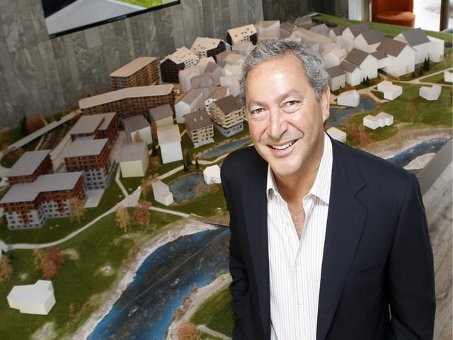 Samih Sawiris pose devant la maquette de son projet immobilier à Andermatt. [KEYSTONE/Alessandro Della Bella]