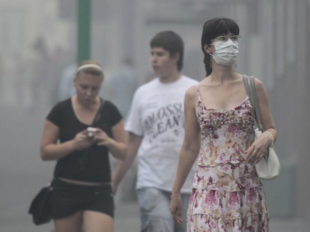 A Moscou, une femme porte un masque pour se protéger de la fumée âcre provoquée par les incendies [Alex Natruskin / Reuters]