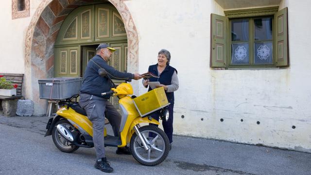 Chaque matin, le facteur classe manuellement son courrier en fonction de l'ordre de sa tournée. Ce travail n'est plus nécessaire, selon La Poste.