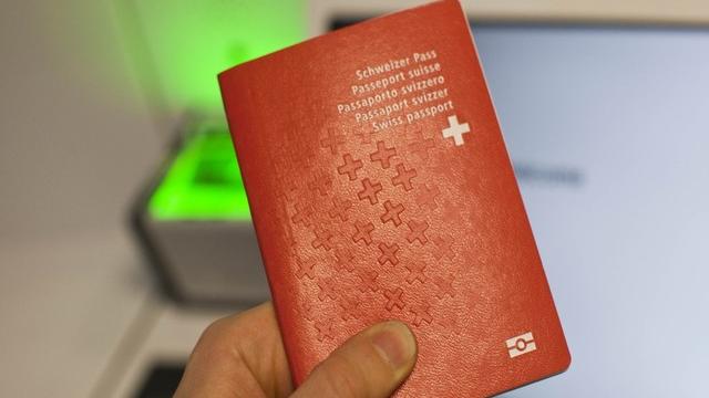 Un nouveau passeport biométrique suisse. [miro kuzmanovic / reuters]