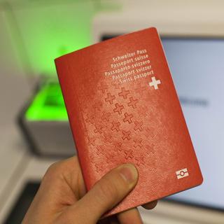 Un nouveau passeport biométrique suisse. [miro kuzmanovic / reuters]