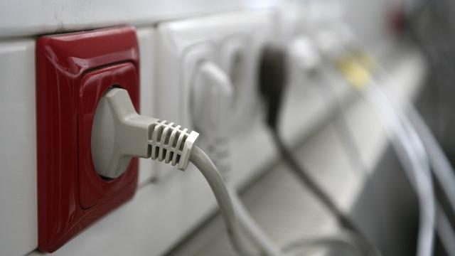 Pour les consommateurs, la hausse du prix de l’électricité représente 40FS de plus par an. [martina berg/fotolia]