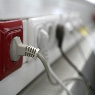 Pour les consommateurs, la hausse du prix de l’électricité représente 40FS de plus par an. [martina berg/fotolia]