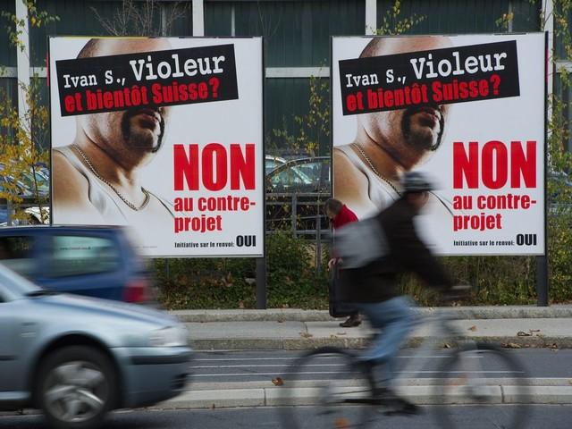 Les affiches de l'UDC ont soulevé de nombreuses critiques. [Jean-Christophe Bott / Keystone]