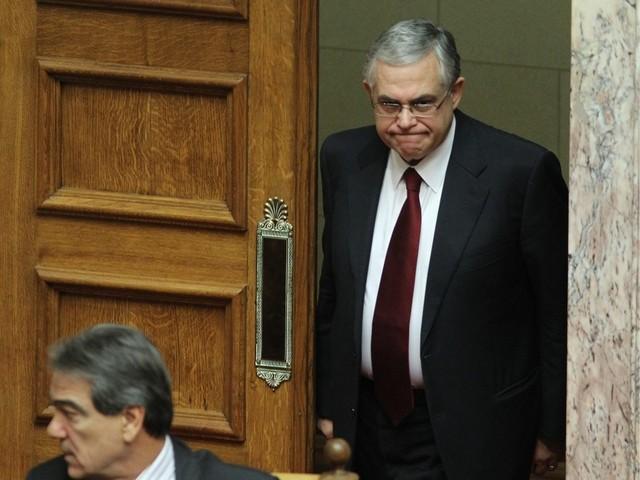 Lucas Papademos à son arrivée au parlement, lundi soir. [Keystone - AP - Thanassis Stavrakis]