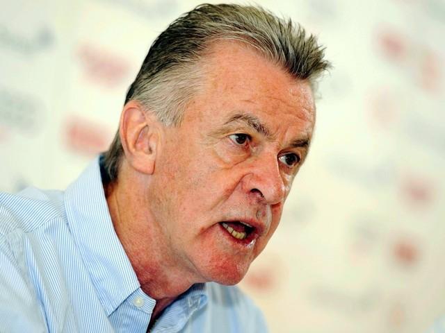 Le sélectionneur de l'équipe nationale de football Ottmar Hitzfeld rajeunit ses troupes. [Walter Bieri - Keystone]