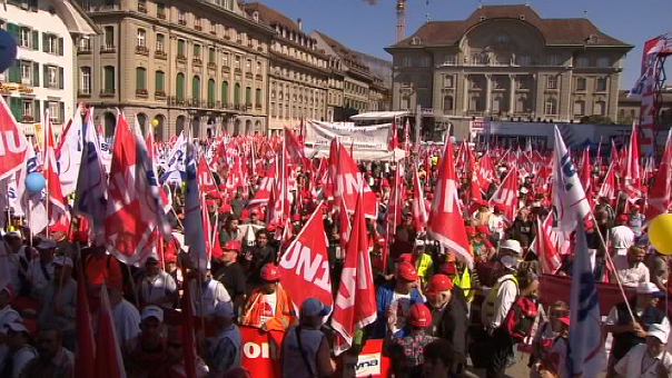 Plus de 10'000 ouvriers se sont rendus à Berne pour réclamer une hausse des salaires.