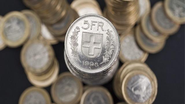 Le franc fort, notamment face à l'euro, pèse sur les résultats à venir. [Martin Ruetschi - Keystone]