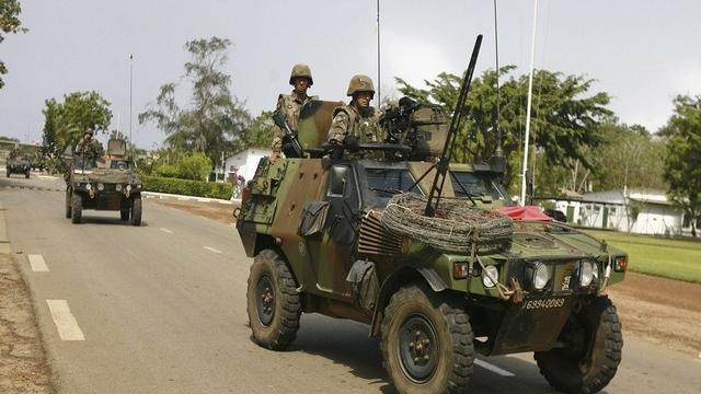Des troupes françaises patrouillent à Abidjan. [Keystone-Legnan Koula]