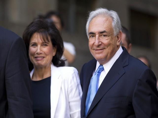 Anne Sinclair et Dominique Strauss-Kahn sortent du tribunal le sourire aux lèvres. [Justin Lane / Reuters]
