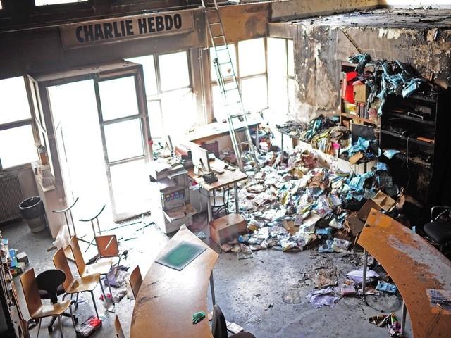L'intérieur de la rédaction de Charlie Hebdo, à Paris, après l'explosion, le 2 novembre. [Julien Muget - Keystone EPA MaxPPP]