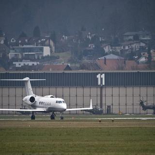 Un avion privé sur l'aérodrome militaire de Dübendorf (ZH). [Urs Jaudas - Keystone]