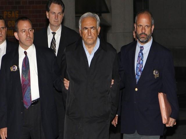Dominique Strauss-Kahn quittant le commissariat, menotté dans le dos. [Mike Segar - Reuters]