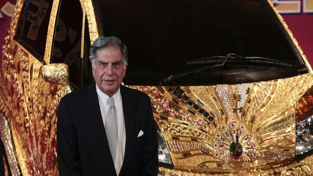 Ratan Tata, devant un exemplaire en or de sa légendaire petite voiture [Danish Siddiqui - Reuters]