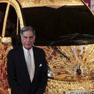 Ratan Tata, devant un exemplaire en or de sa légendaire petite voiture [Danish Siddiqui - Reuters]