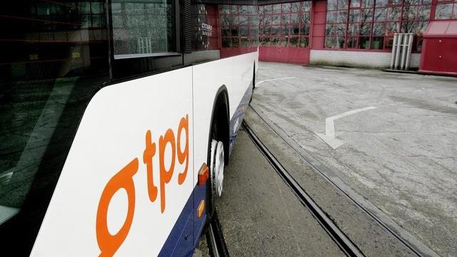 Un autobus TPG à l'entrepôt du Bachet-de-Pesay. [KEYSTONE/Magali Girardin]