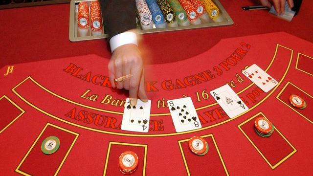 Table de blackjack au casino de Crans-Montana [Andree-Noëlle Pot - Keystone]