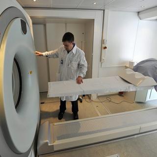 Une unité mobile d'imagerie médicale à La Chaux-de-Fonds. [Keystone - Sandro Camprado]