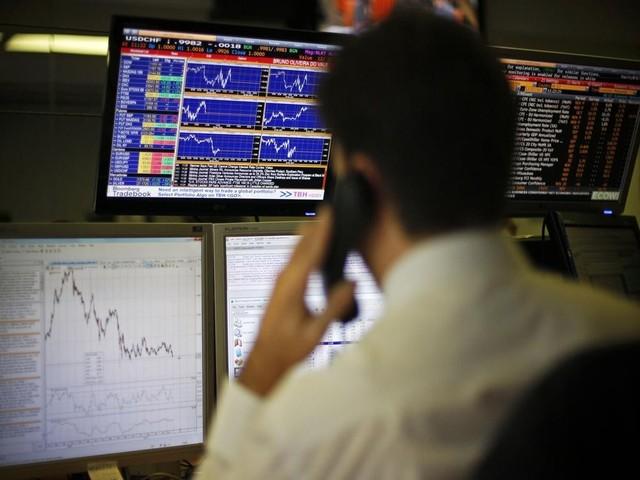 Paris a perdu près de 1,9%, Francfort 1,4%. La Bourse suisse a chuté de  2% à 5826 points. [Francisco Seco / AFP]