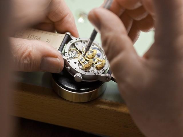 Les apprentis continuent à s'intéresser aux métiers de l'horlogerie. [Gaetan Bally - Keystone]