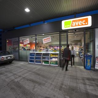 Les shops des stations-services pourraient rester ouverts non-stop à l'avenir en Suisse. [Gaetan Bally - Keystone]