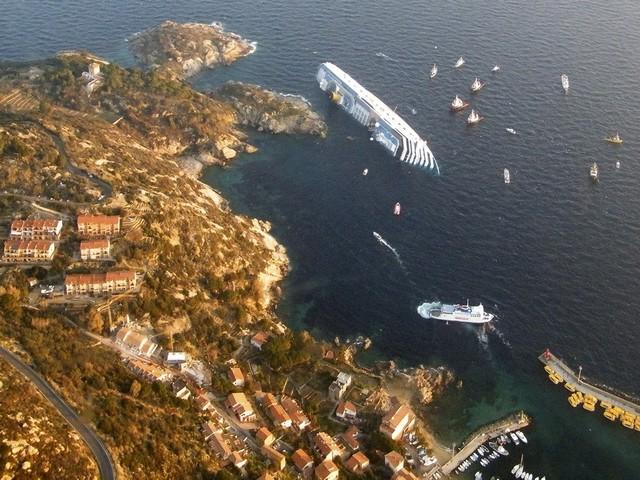 Cette vue aérienne montre la proximité du navire avec la berge de l'Ile du Giglio. [Reuters]
