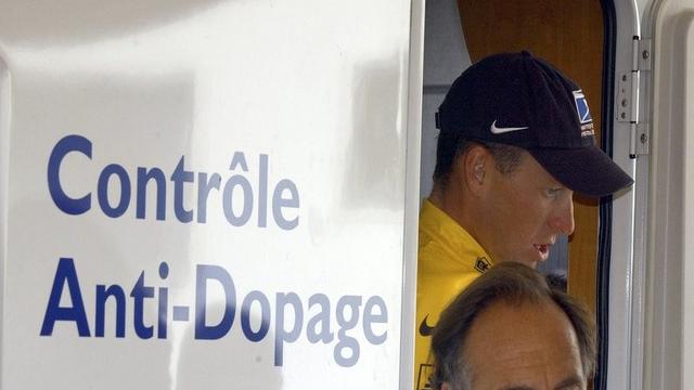 Lance Armstrong sortant d'un contrôle anti-dopage lors du Tour de France 2002. [Peter Dejong / Keystone]