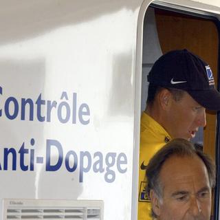 Lance Armstrong sortant d'un contrôle anti-dopage lors du Tour de France 2002. [Peter Dejong / Keystone]