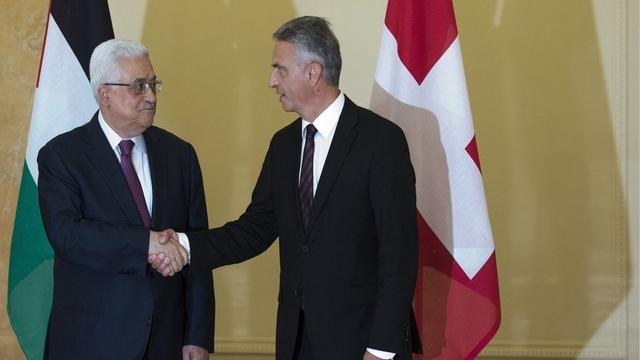 Le président palestinien Mahmoud Abbas avec le chef de la diplomatie suisse, Didier Burkhalter. [Lukas Lehmann - Keystone]