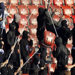 Des hooligans du FC Zurich cagoulés, en octobre 2011. [Alessandro Della Bella / Keystone]