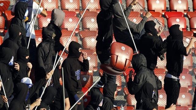 Des hooligans du FC Zurich cagoulés, en octobre 2011. [Alessandro Della Bella / Keystone]