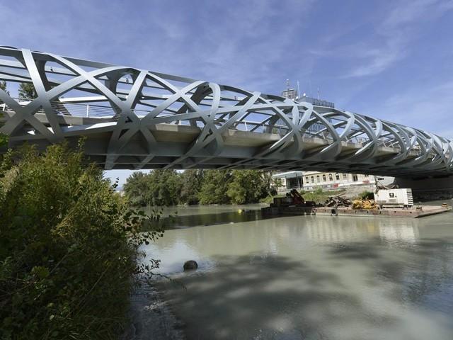 Le pont Wilsdorf est composé d'une ossature d'anneaux en acier de 1'500 tonnes. [Martial Trezzini - Keystone]