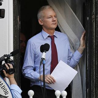 Julian Assange au balcon de l'ambassade d'Equateur. [Chris Helgren/Reuters]