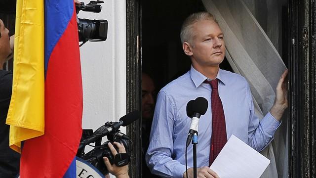 Julian Assange au balcon de l'ambassade d'Equateur. [Chris Helgren/Reuters]