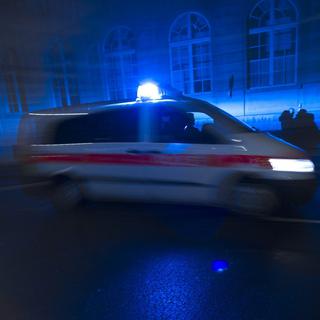 A police van rushes to an emergency minutes after midnight, in Bern, Switzerland, Friday, January 1st, 2010. (KEYSTONE/Alessandro della Valle). [Meilleure sécurité à Berne.]
