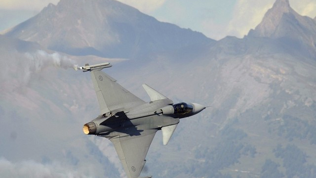Un Gripen suédois lors d’un meeting aérien à Sion en 2011. [Laurent Gillieron / Keystone]
